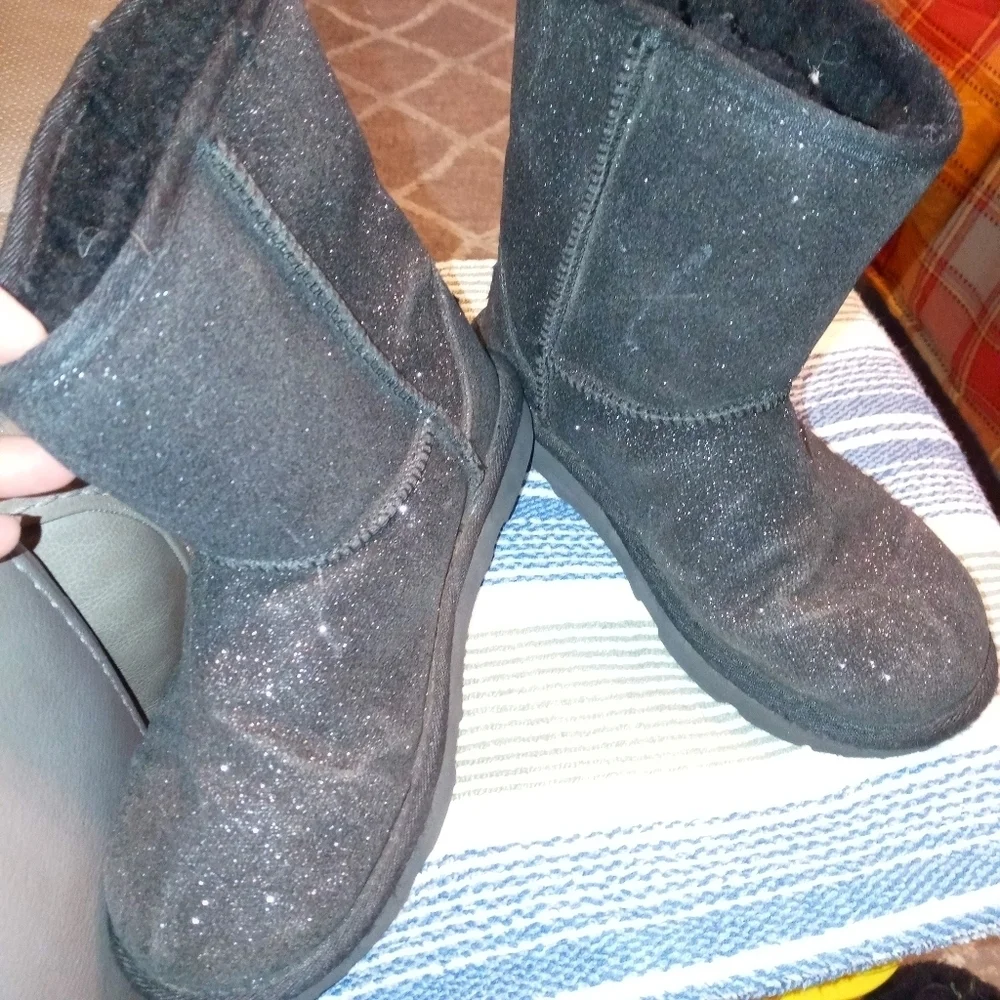 UGG CLASSIC II SHORT BLACK GLITTER GIRLS 4 FAUX FUR LINED PULL ON WINTER BOOTS